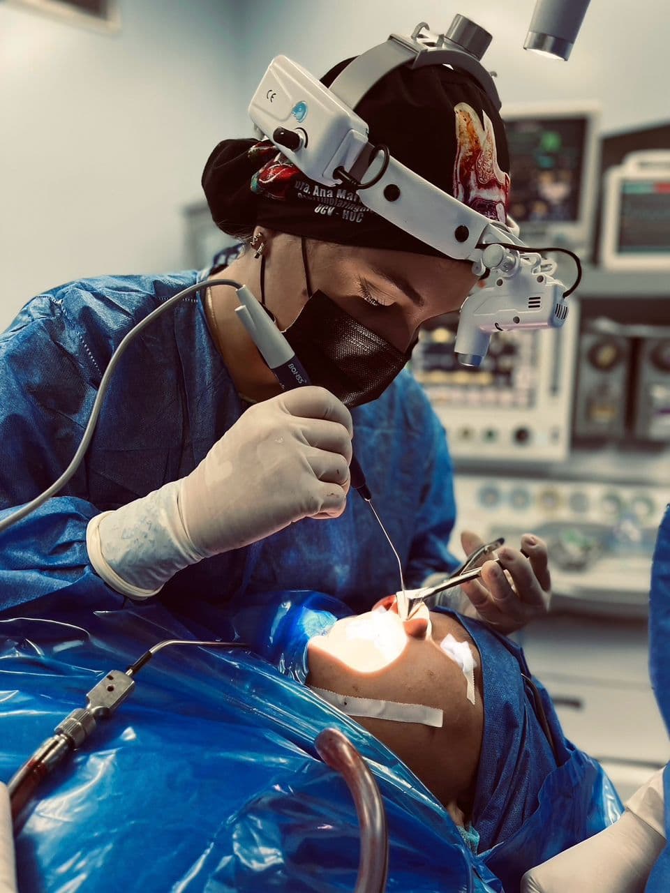 Dra. Ana Maria Peña, Otorrinolaringóloga realizando procedimiento especializado